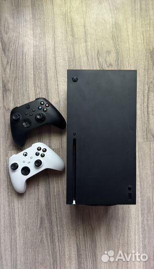 Xbox Series X с 2 геймпадами