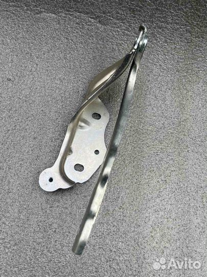 Петля капота правая Skoda Octavia A7