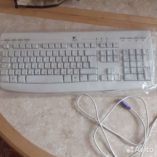 Компьютерная клавиатура белая большая