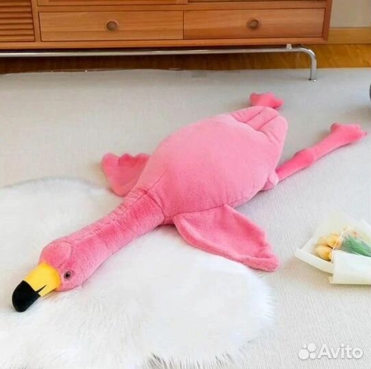 Розовый фламинго обнимусь