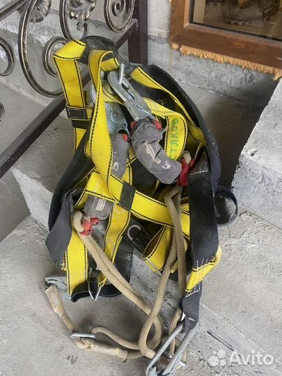 Страховочная привязь