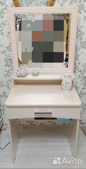 Туалетный столик (трюмо с зеркалом)
