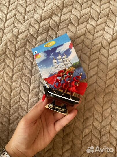 Маленькая статуэтка «Алые паруса»