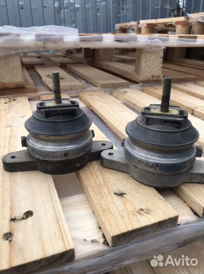 Опоры АКПП передние на Ауди А8 Д3