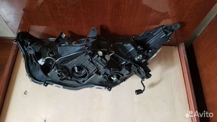 Фара передняя правая на Toyota RAV4