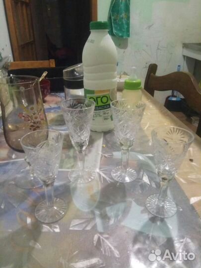 Хрустальные рюмки на ножке