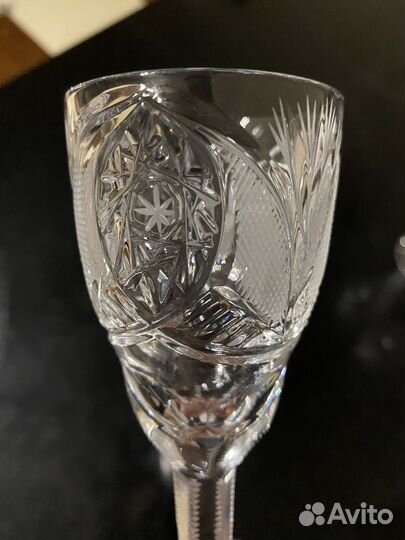 Хрустальные рюмки на ножке