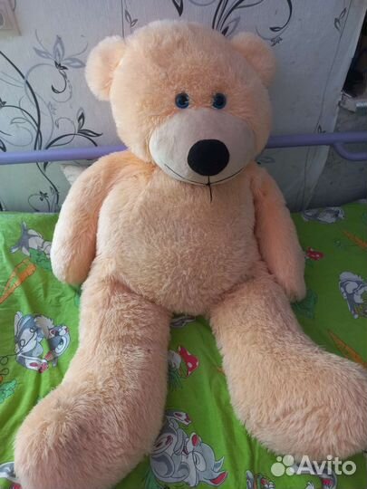 Большой плюшевый медведь