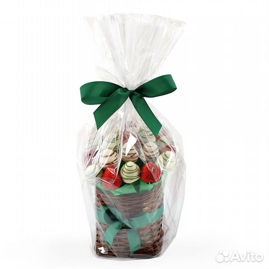 Корзина свежей клубники в шоколаде с декором