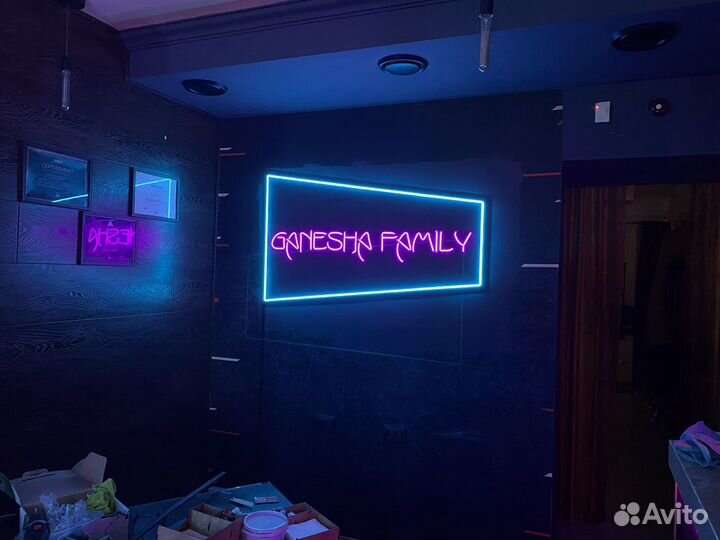 Неоновая вывеска