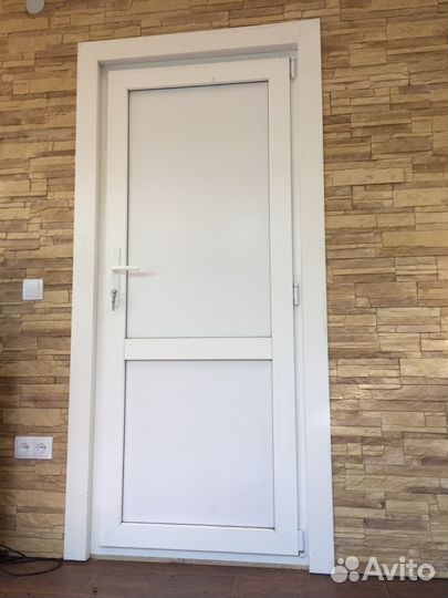 Дверь на балкон с ключем, наружний откос к-4