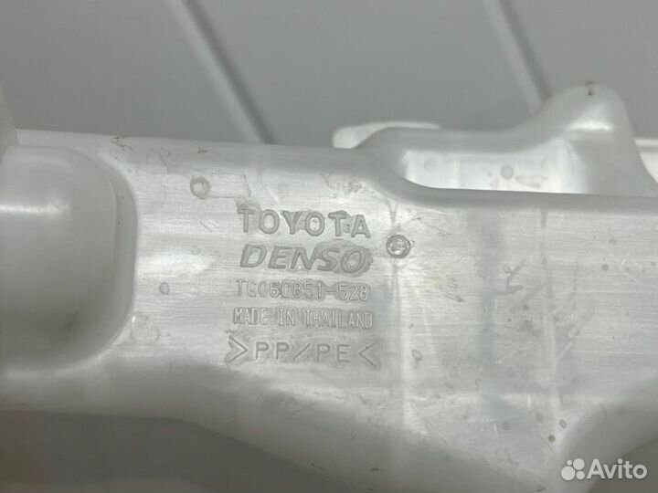 Бачок стеклоомывателя передний Toyota Hilux