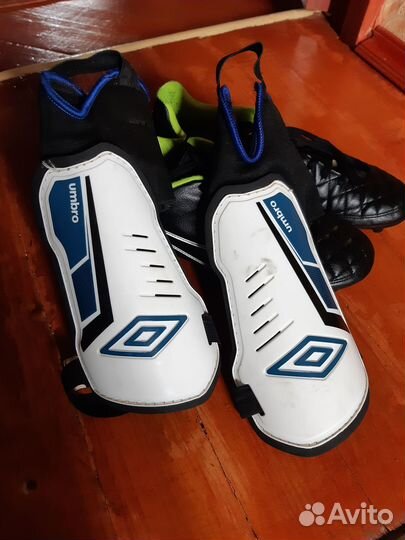 Футбольные бутсы в комплекте со щитками