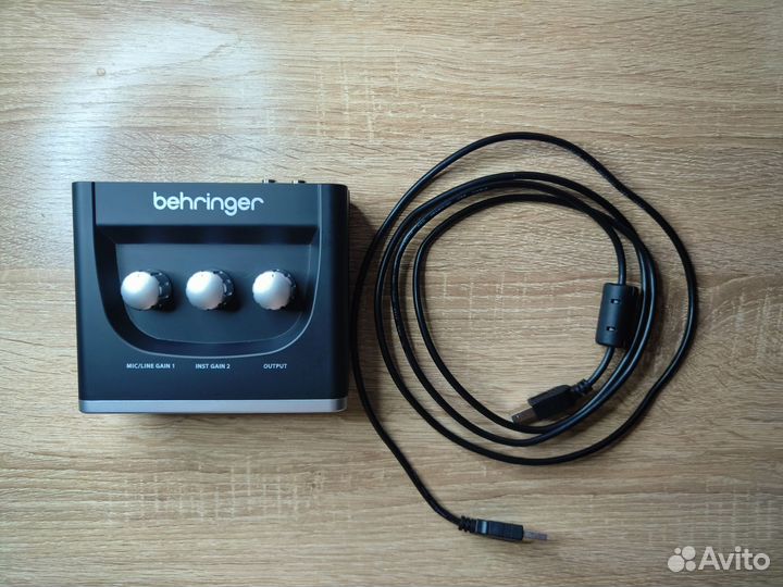 Usb аудио интерфейс Behringer U-Phoria UM2