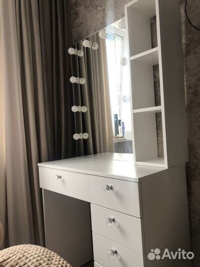 Гримерное зеркало с лампочками и столом