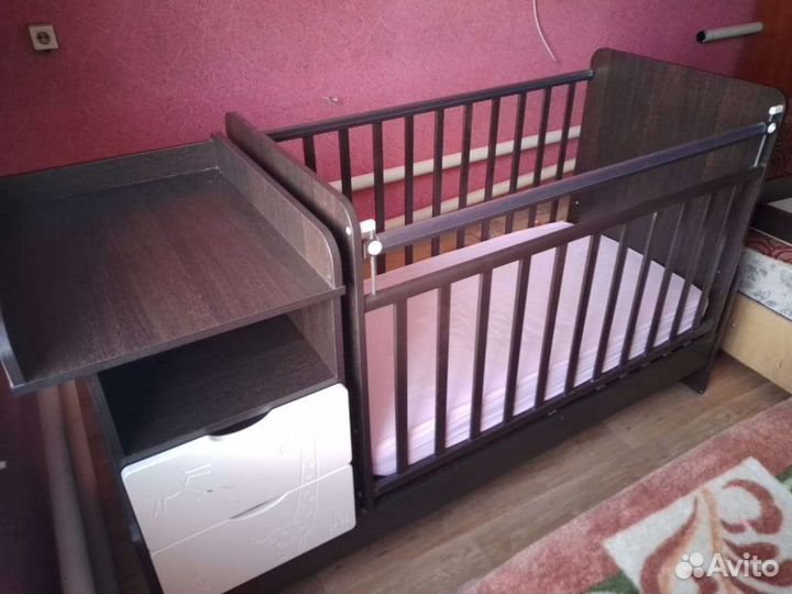 Детская кроватка с маятником