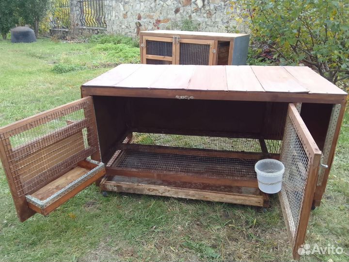 Домики с поддонами, кормушками.для кроликов