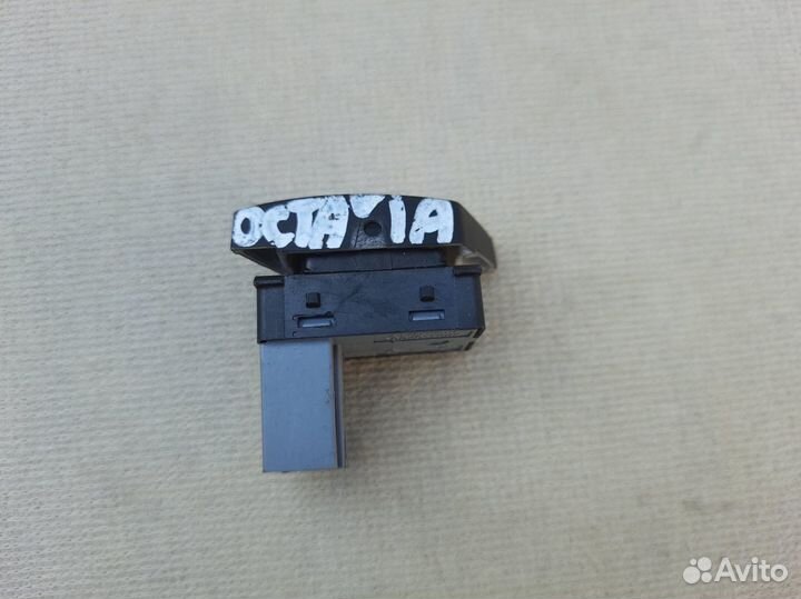Кнопка правого стеклоподъемника Skoda Octavia A5