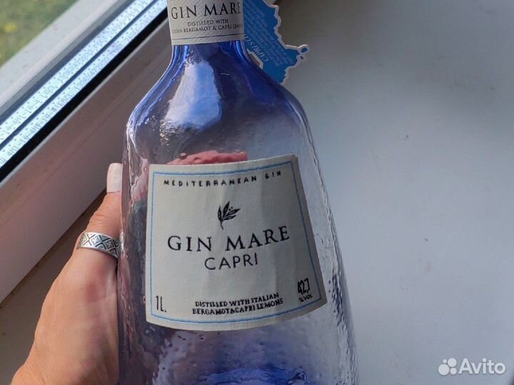 Бутылка из под элитного алкоголя. джин