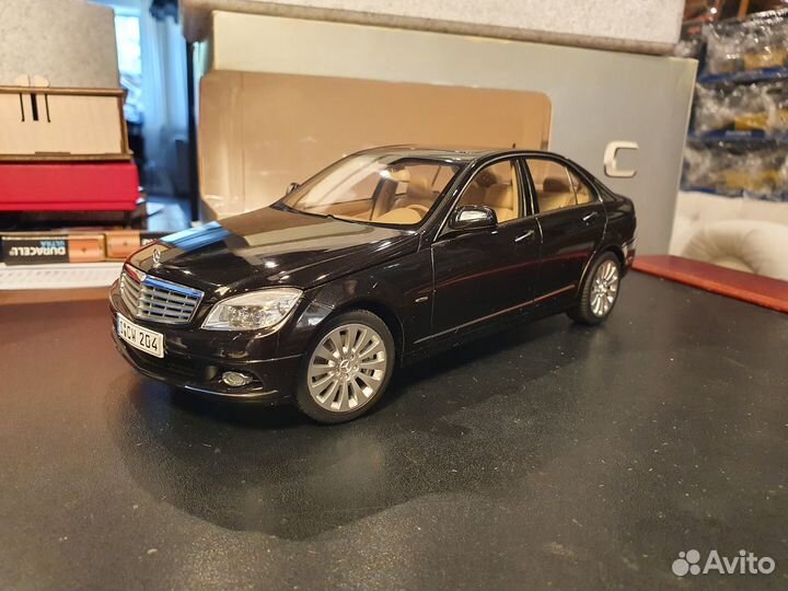 1:18 Autoart Mercedes C-klasse W204 Black Dealer