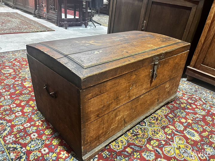 Сундук старинный