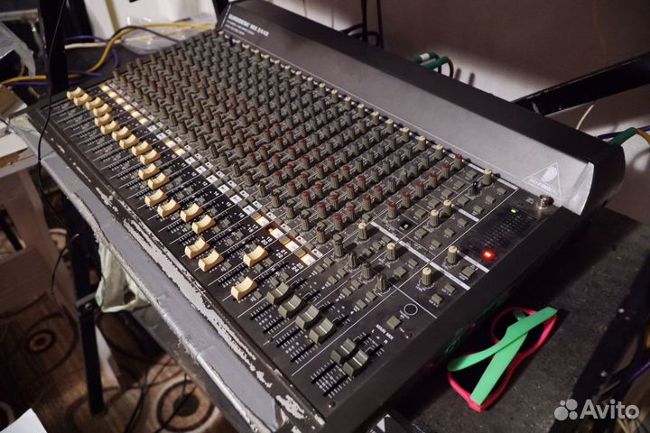 Микшерский пульт Behringer 24х4х2