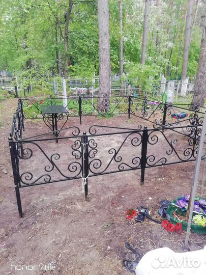 Оградка на кладбище