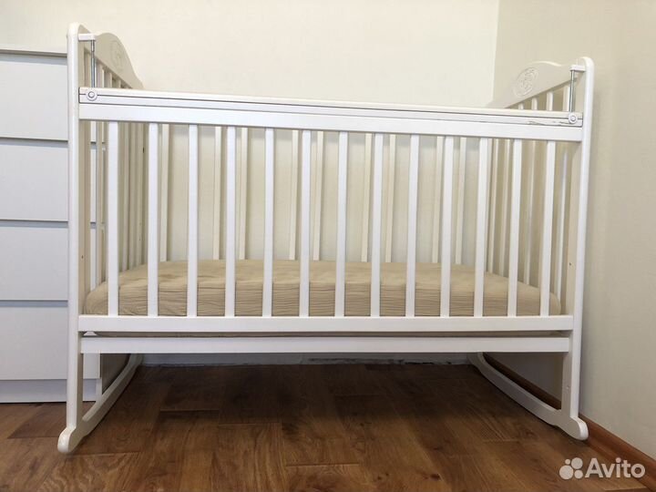 Кроватка-качалка белая в комплекте с матрасом