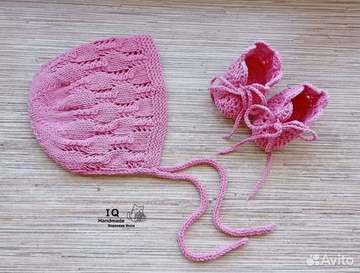 Вязаный чепчик и пинетки для новорожденной