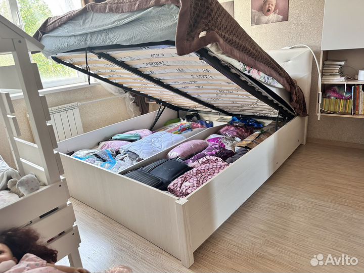 Кровать с подъемным механизмом и матрасом