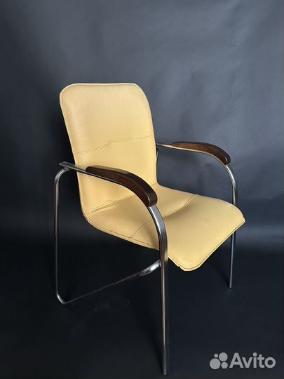 Офисное кожаное кресло