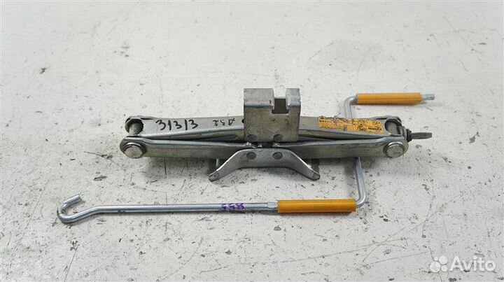 Домкрат Nissan Bluebird A33