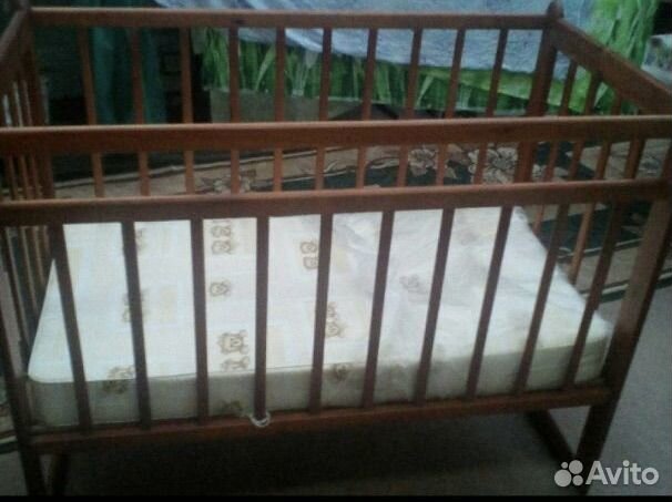 Детская кровать с маятником и матрасом