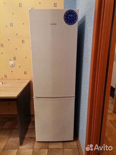 Продаю двухкамерный холодильник бу