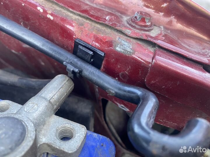 Клипса палки капота Mitsubishi Carisma