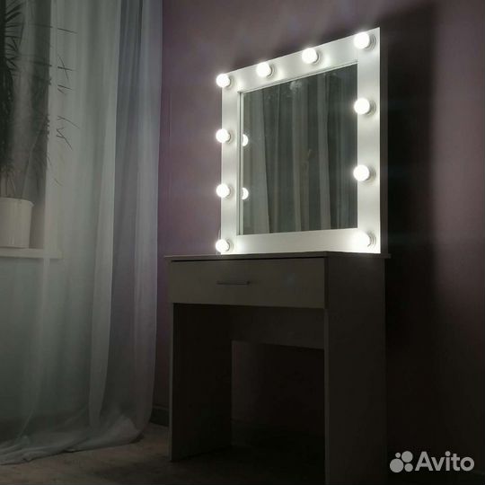 Туалетный столик с зеркалом и подсветкой
