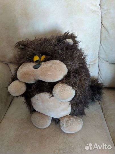 Большая плюшевая собака и хитрый кот