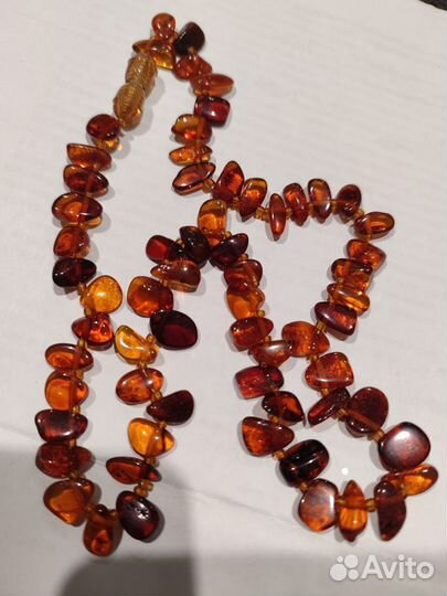 Красивые янтарные бусы