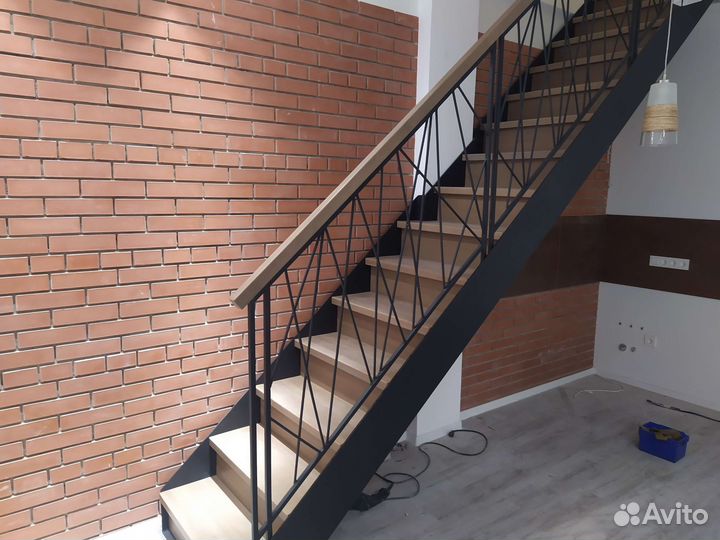 Лестница на металлокаркасе в дом