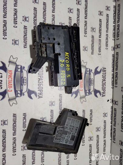 Монтажный блок под капотом honda accord 5