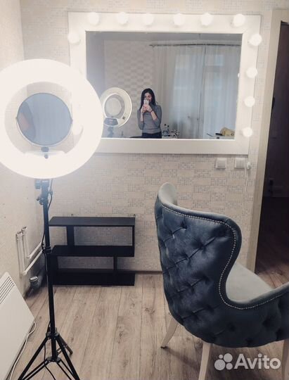 Гримерное зеркало с лампочками