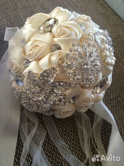 Букет из брошей