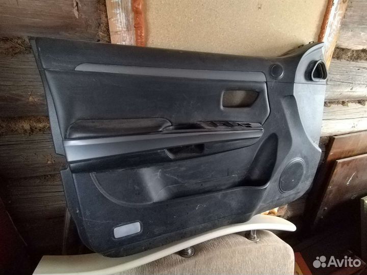 Обшивка передней левой двери