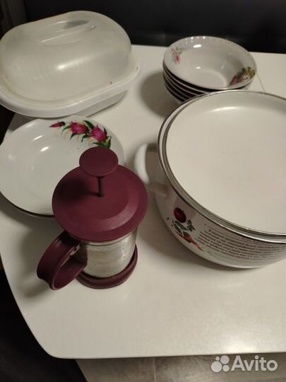 Пазуда. Тарелки и кастрюля