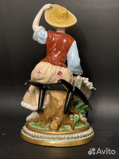 Статуэтка Девушка с тележкой цветов. Мейсен