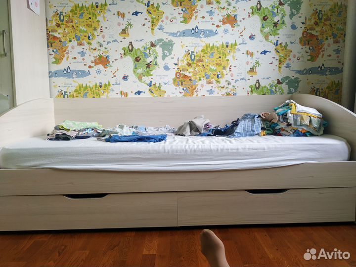 Детская кровать с матрасом и шкаф