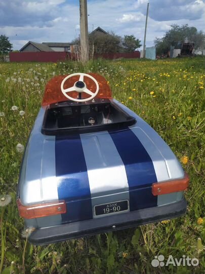 Детский ретро автомобиль - педальный Москвич азлк