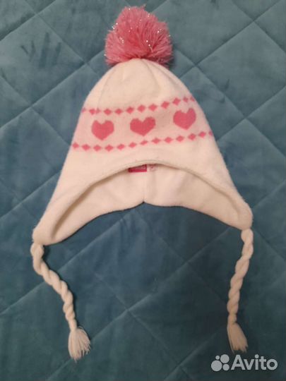 Много шапок зимних и осенних на девочку