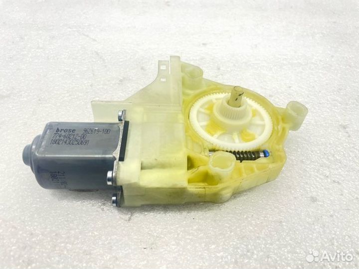 Моторчик стеклоподъемника задний левый Volkswagen