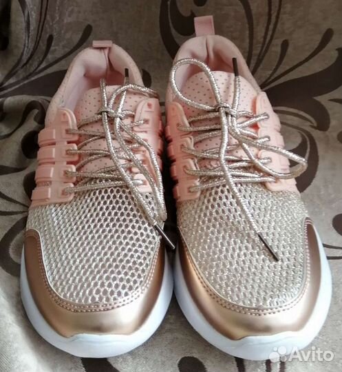 Кроссовки женские